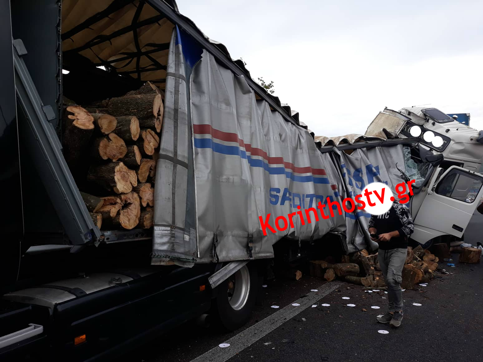 Τροχαίο ατύχημα με δύο νταλίκες στην Εθνική Οδό Αθηνών-Κορίνθου (φωτογραφίες)-1