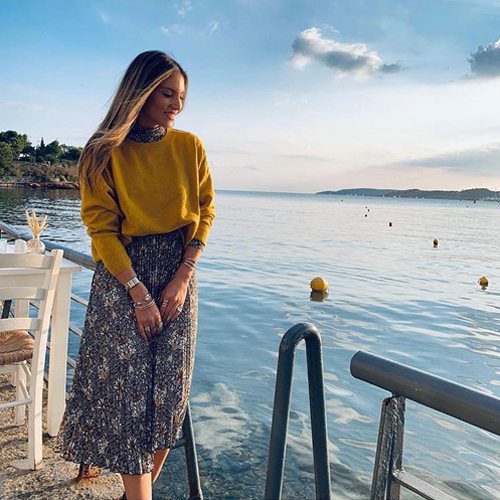 Η Αθηνά Οικονομάκου φόρεσε το ”it” κομμάτι της σεζόν με το φλοράλ φόρεμά της-1