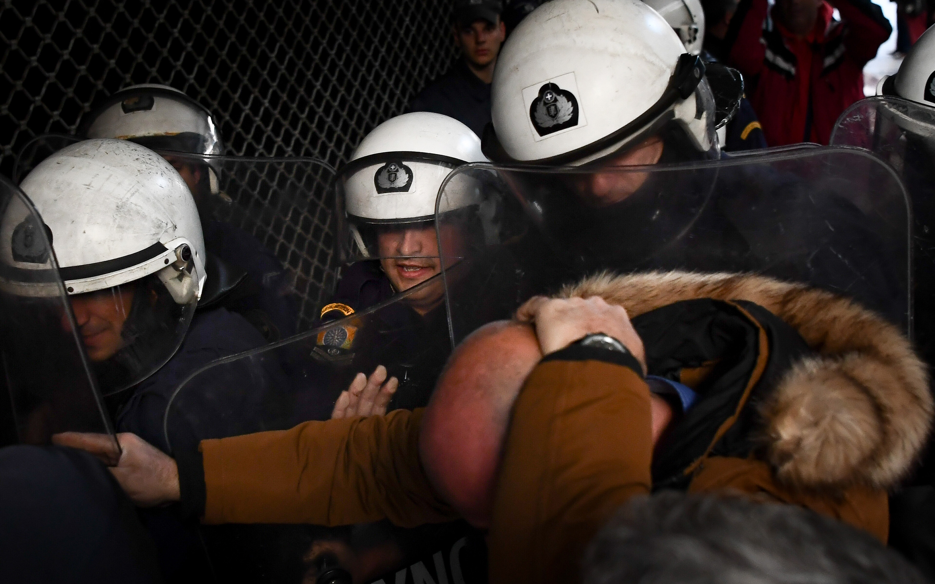 Ενταση κατά τη διαμαρτυρία της ΠΟΕΔΗΝ έξω από το ΥΠΟΙΚ (φωτογραφίες – βίντεο)-2