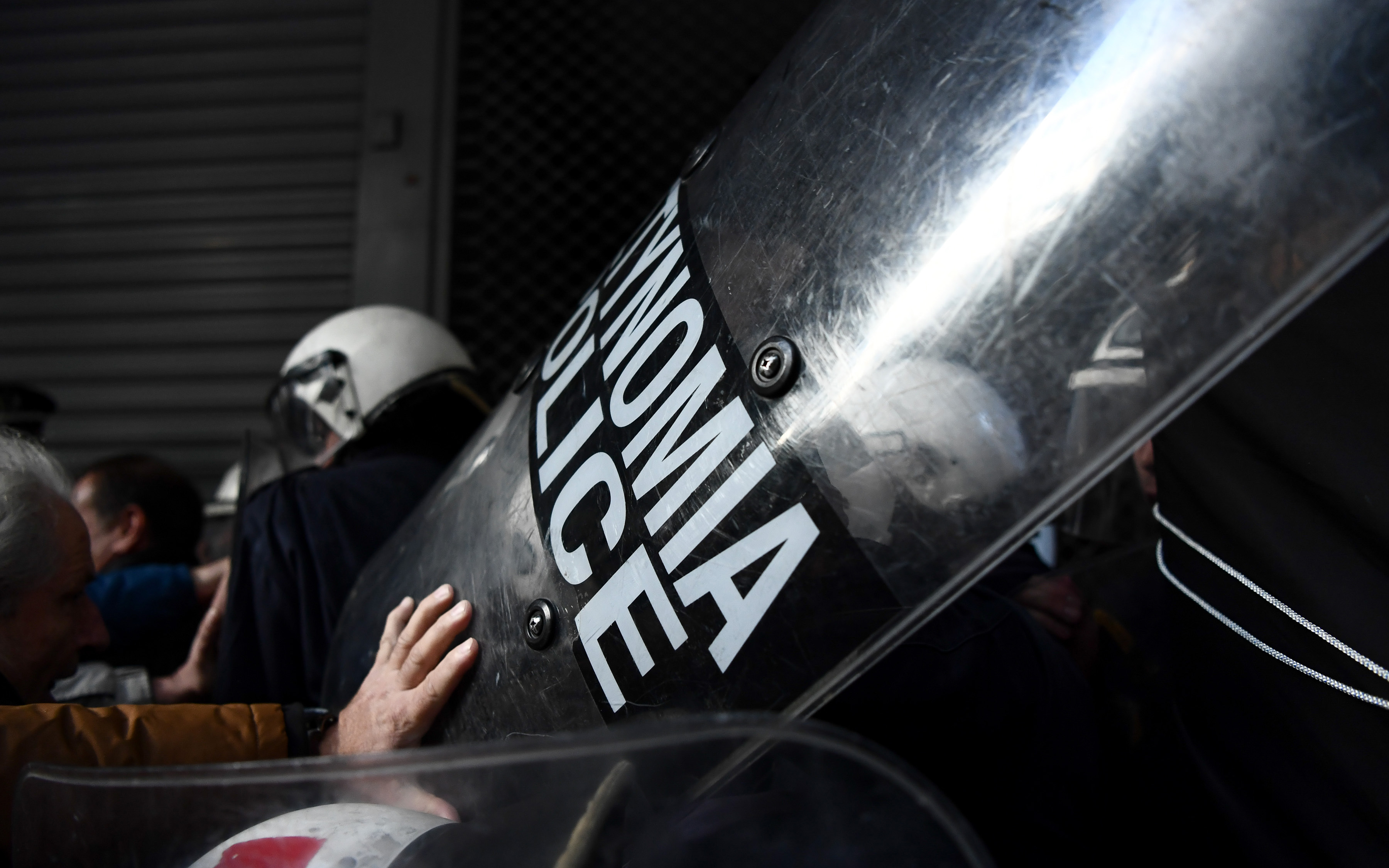 Ενταση κατά τη διαμαρτυρία της ΠΟΕΔΗΝ έξω από το ΥΠΟΙΚ (φωτογραφίες – βίντεο)-4