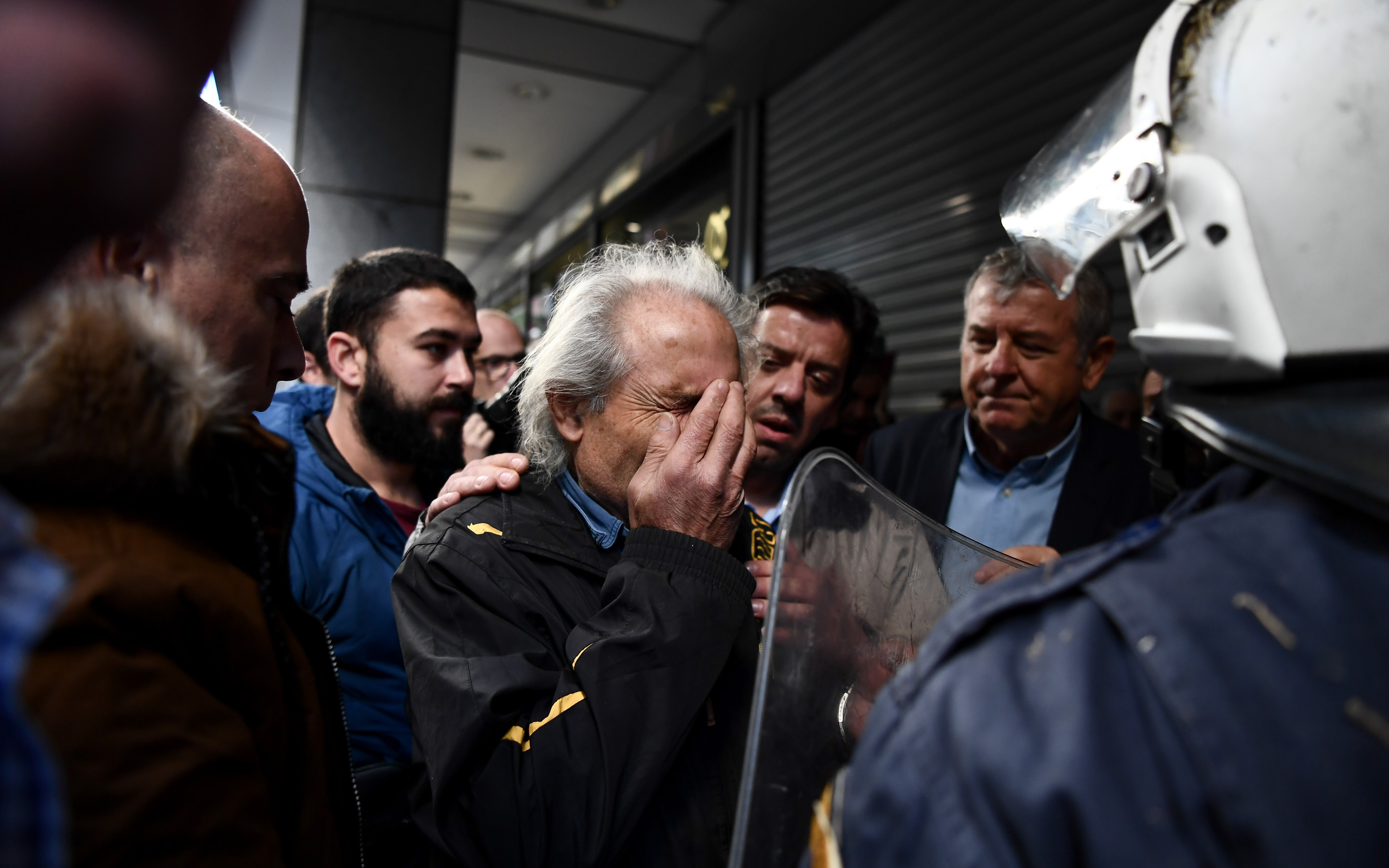 Ενταση κατά τη διαμαρτυρία της ΠΟΕΔΗΝ έξω από το ΥΠΟΙΚ (φωτογραφίες – βίντεο)-3