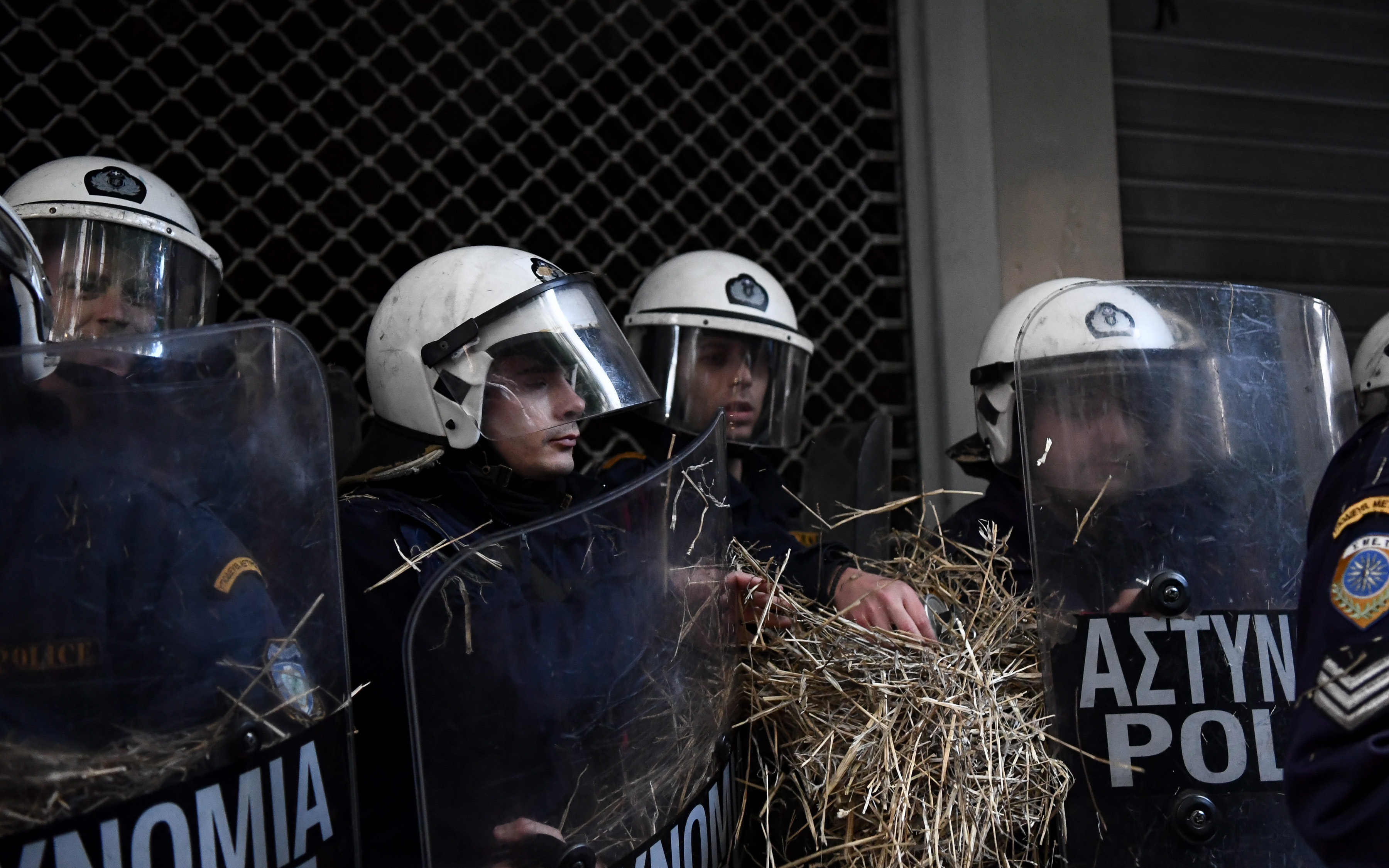 Ενταση κατά τη διαμαρτυρία της ΠΟΕΔΗΝ έξω από το ΥΠΟΙΚ (φωτογραφίες – βίντεο)-1