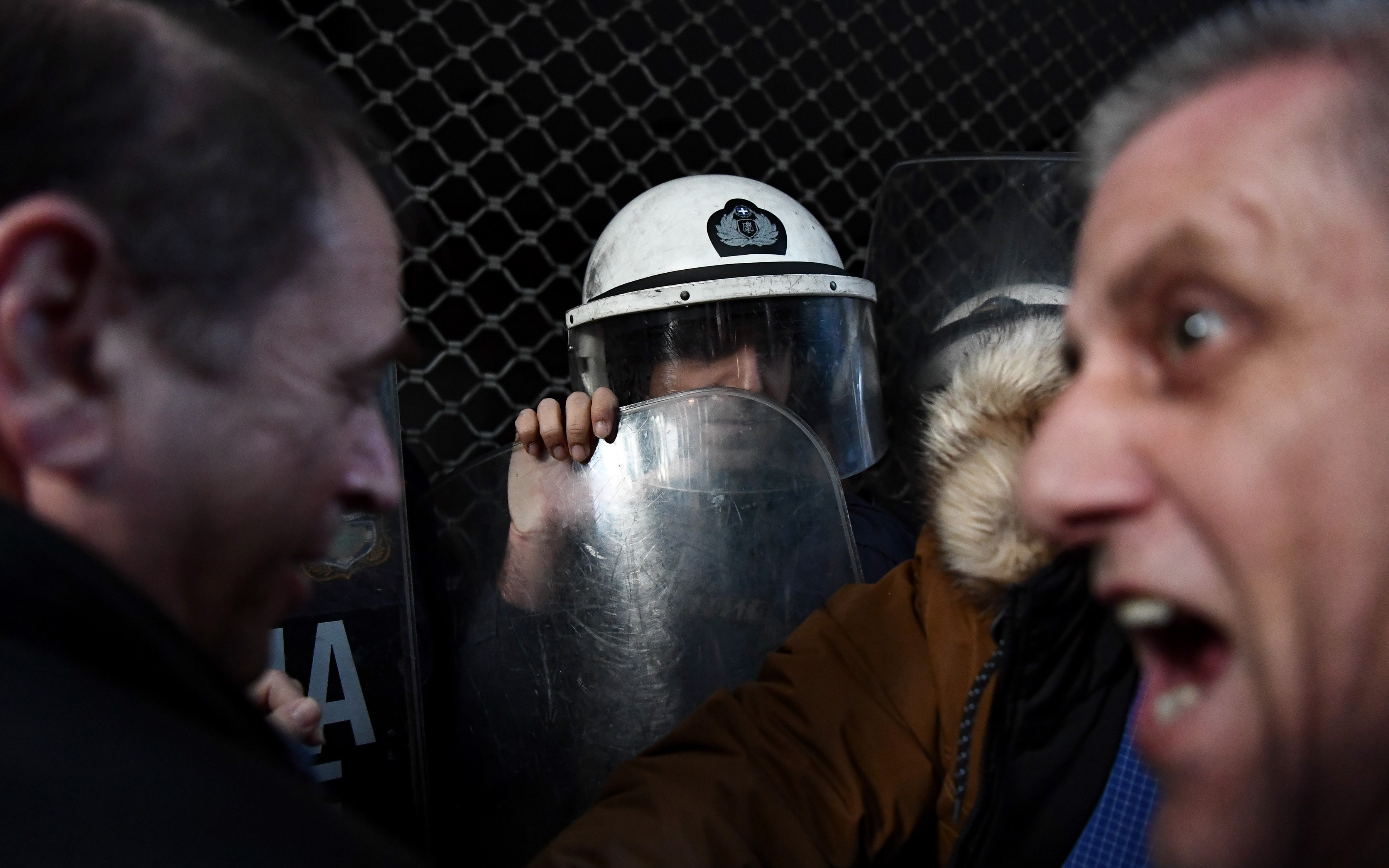 Ενταση κατά τη διαμαρτυρία της ΠΟΕΔΗΝ έξω από το ΥΠΟΙΚ (φωτογραφίες – βίντεο)-5