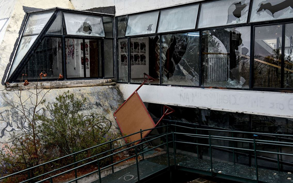 Φωτογραφίες από καταστροφές σε πανεπιστήμια κατέθεσε στη Βουλή ο Κ. Μητσοτάκης-1