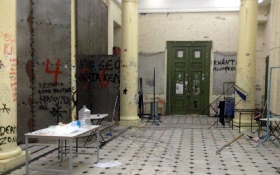 Φωτογραφίες από καταστροφές σε πανεπιστήμια κατέθεσε στη Βουλή ο Κ. Μητσοτάκης-6