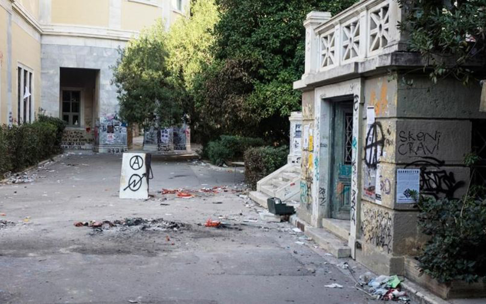 Φωτογραφίες από καταστροφές σε πανεπιστήμια κατέθεσε στη Βουλή ο Κ. Μητσοτάκης-7