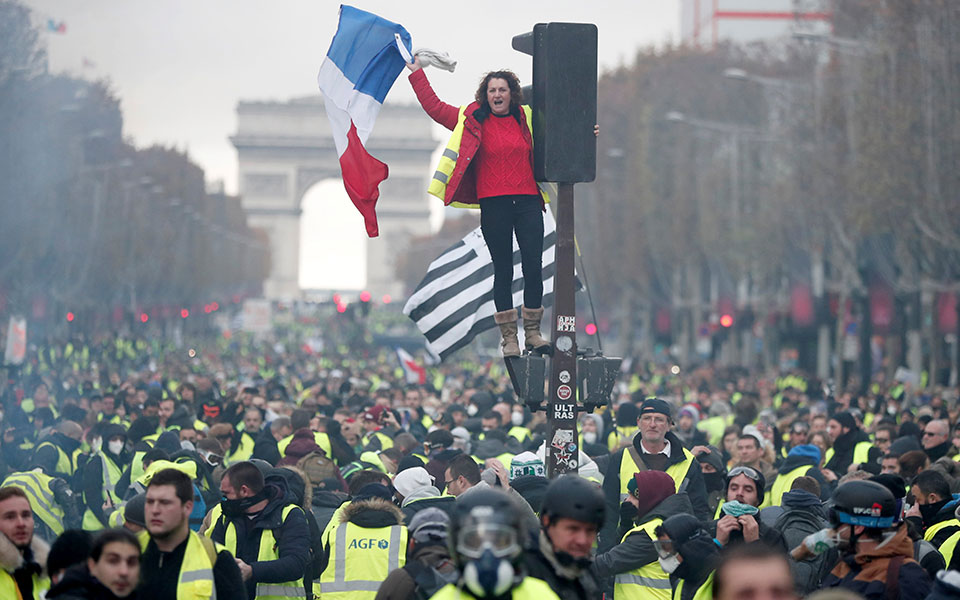 Επεισόδια στις κινητοποιήσεις των «κίτρινων γιλέκων» στο Παρίσι-1