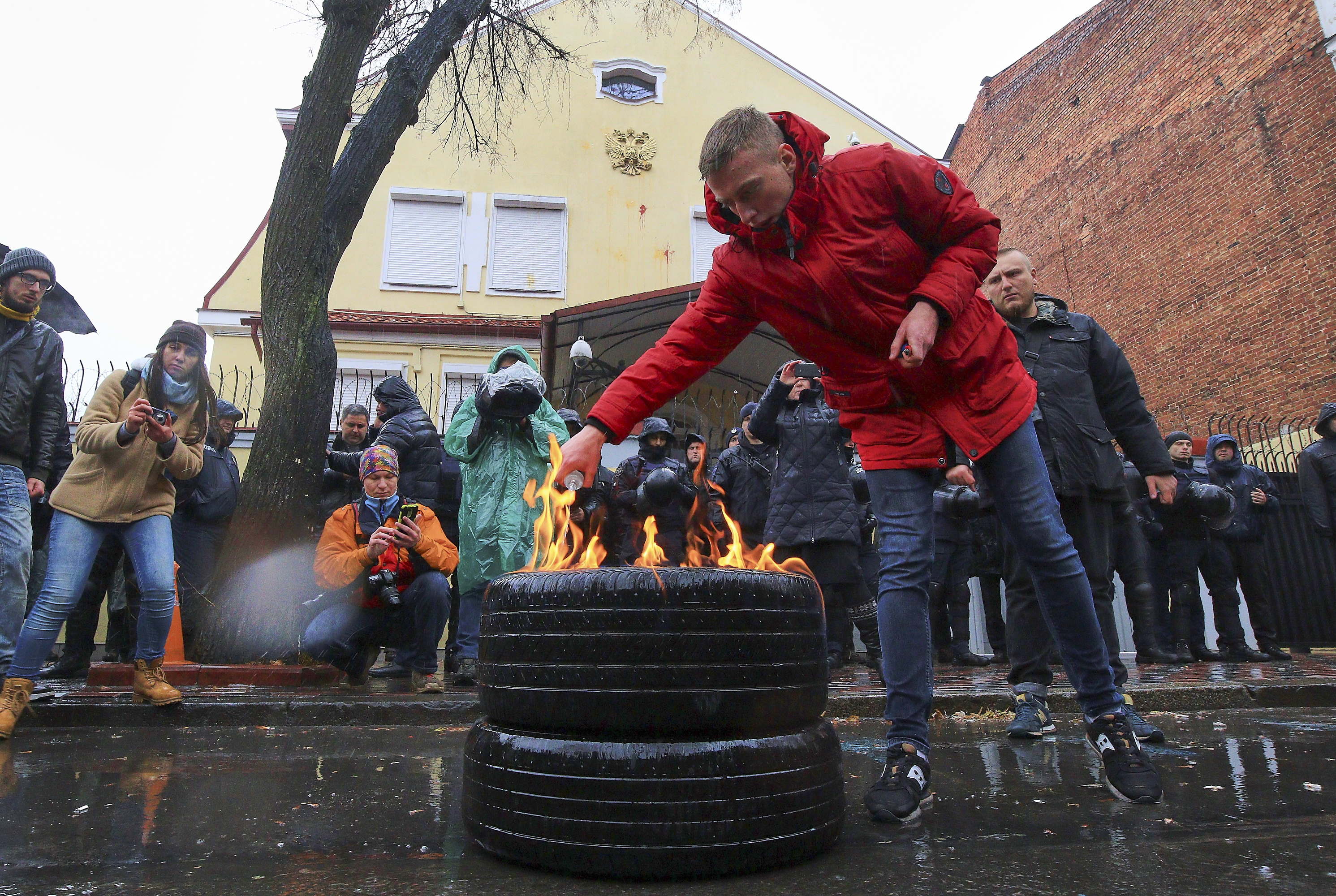 Επιθέσεις σε ρωσικά κτίρια στην Ουκρανία – Διάταγμα για στρατιωτικό νόμο υπέγραψε ο Ποροσένκο (βίντεο)-2