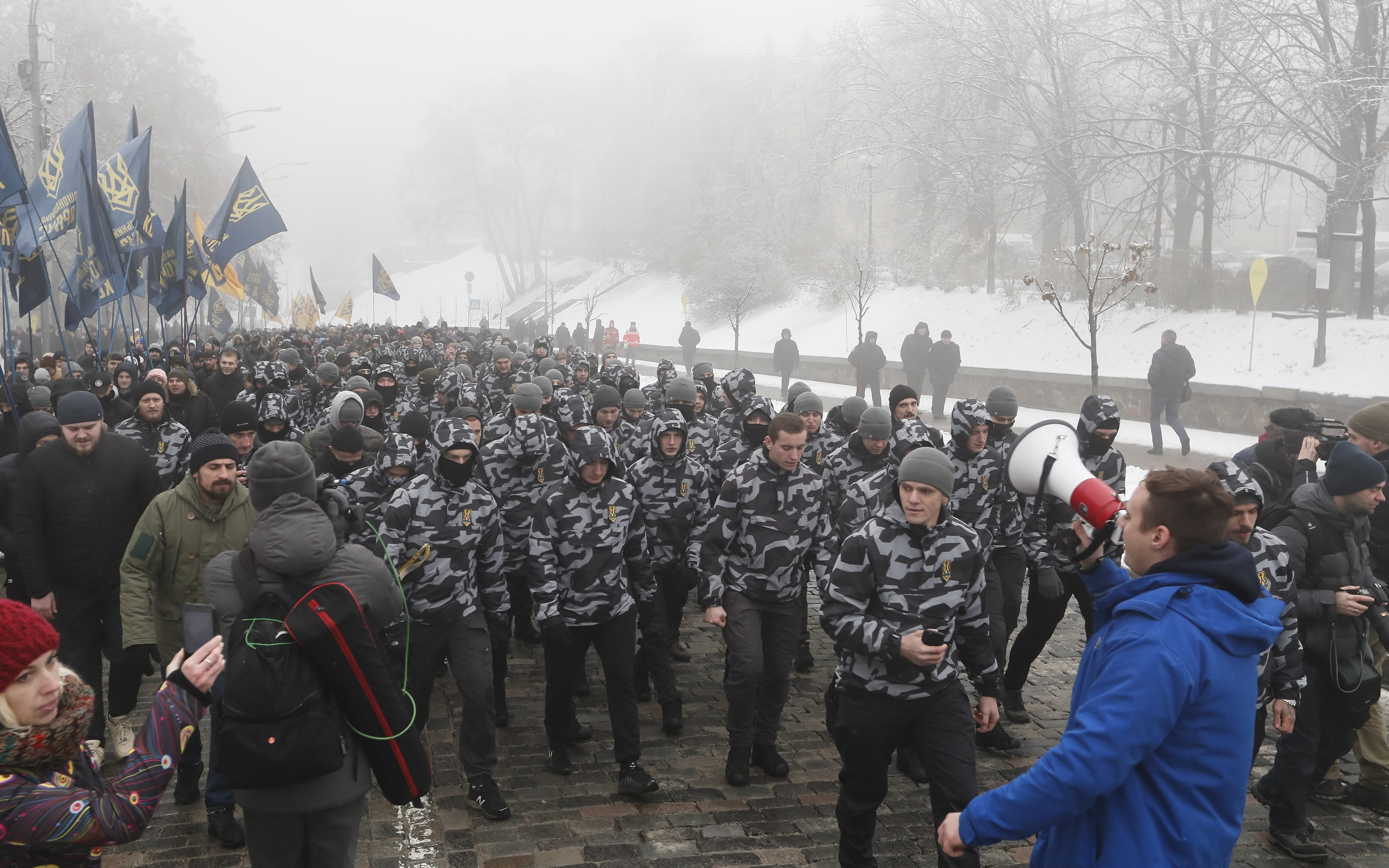 Επιθέσεις σε ρωσικά κτίρια στην Ουκρανία – Διάταγμα για στρατιωτικό νόμο υπέγραψε ο Ποροσένκο (βίντεο)-3