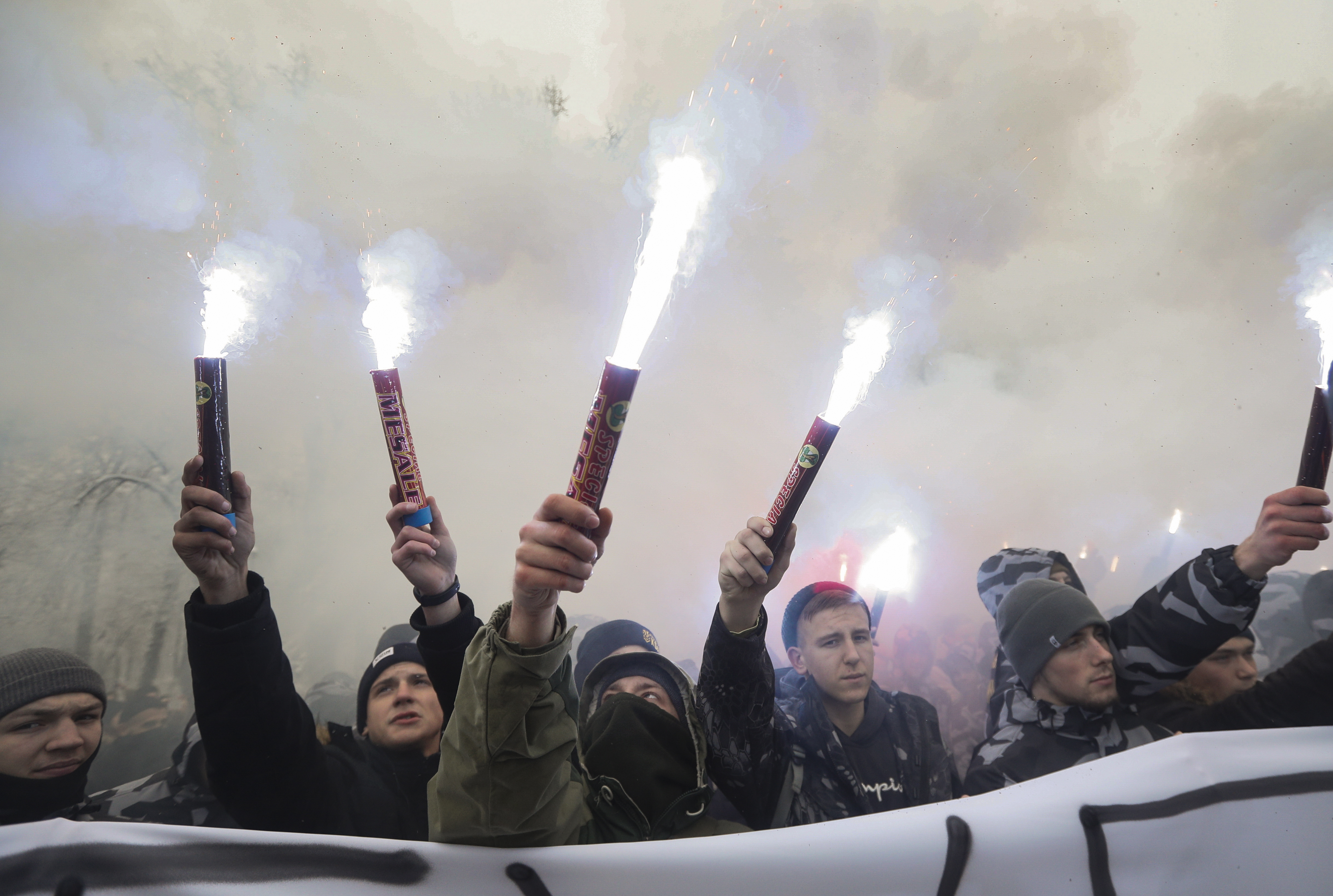 Επιθέσεις σε ρωσικά κτίρια στην Ουκρανία – Διάταγμα για στρατιωτικό νόμο υπέγραψε ο Ποροσένκο (βίντεο)-5