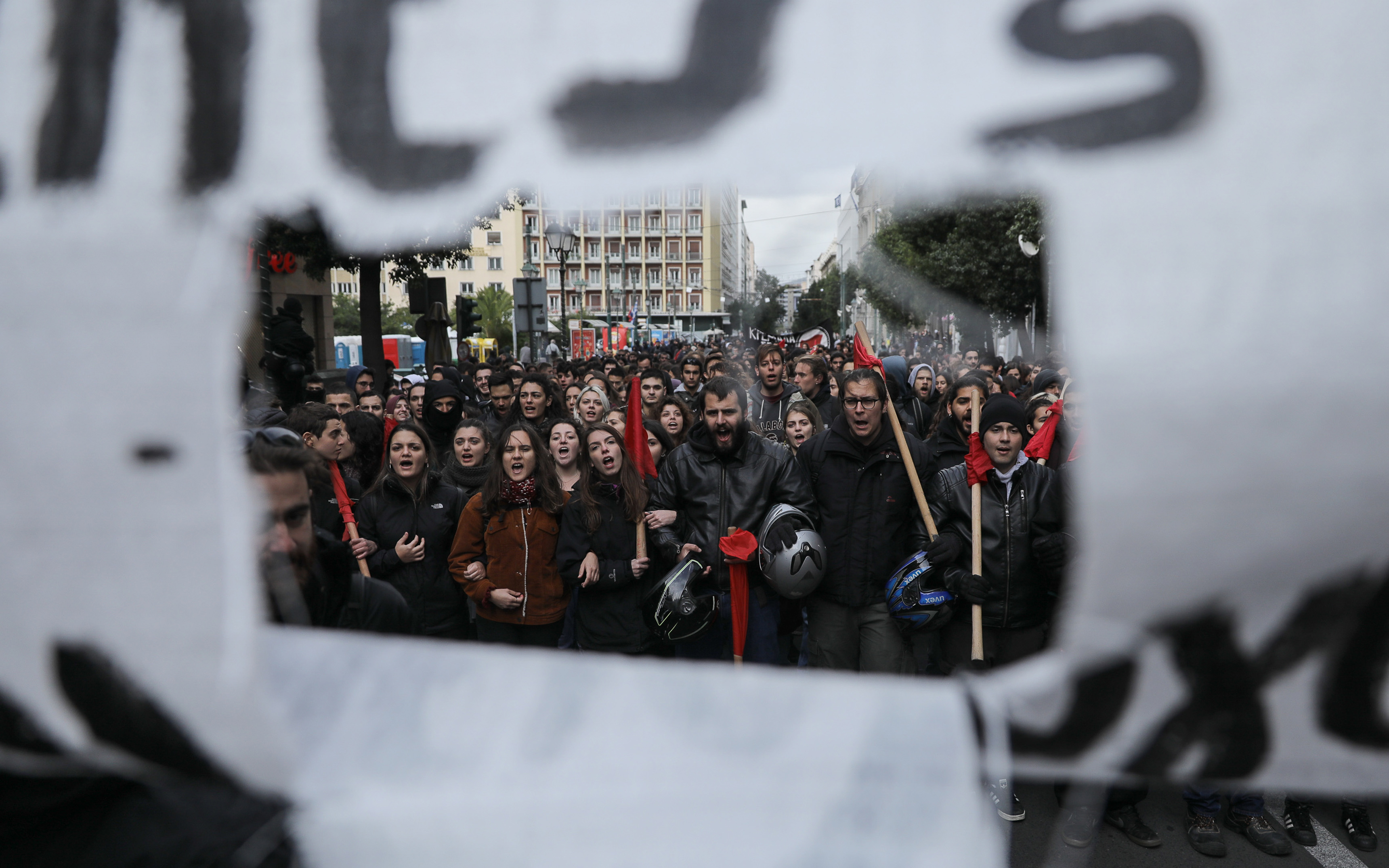 Ενταση στα μαθητικά συλλαλητήρια σε Αθήνα και Θεσσαλονίκη (φωτογραφίες-βίντεο)-2