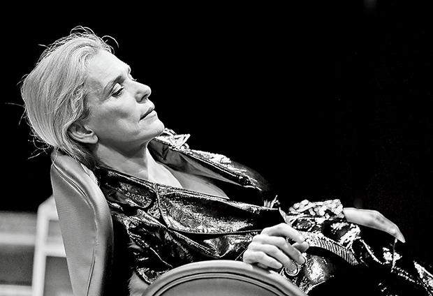 Παιχνίδι βίας και ερωτισμού-1