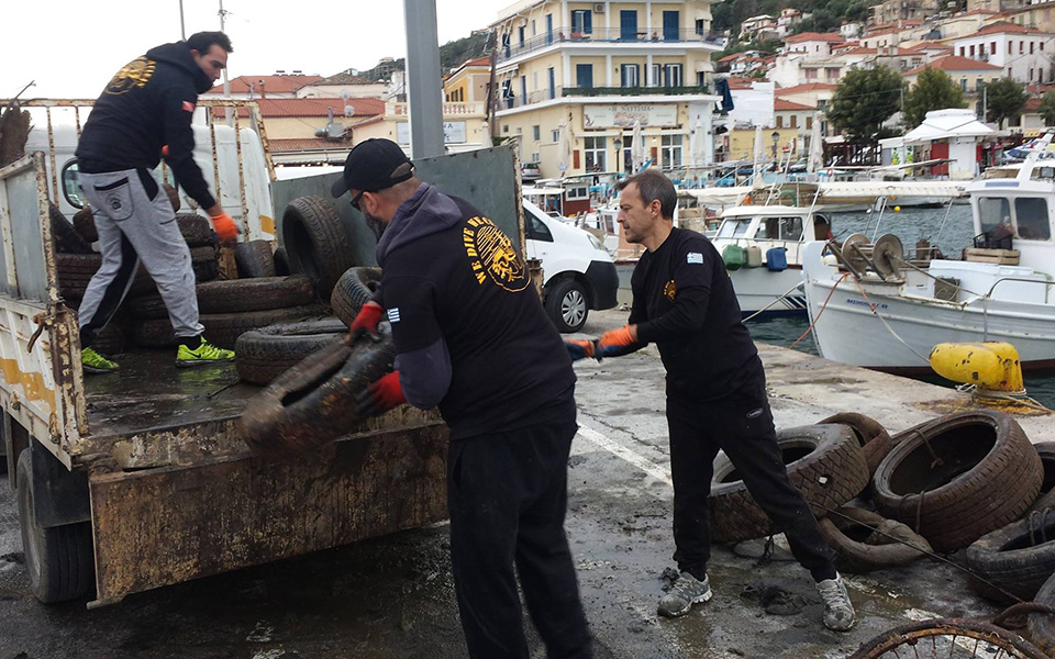 Από ελαστικά μέχρι καρότσια σούπερ μάρκετ και ποδήλατα στο βυθό του Γυθείου (φωτογραφίες)-4