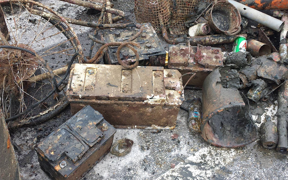 Από ελαστικά μέχρι καρότσια σούπερ μάρκετ και ποδήλατα στο βυθό του Γυθείου (φωτογραφίες)-1