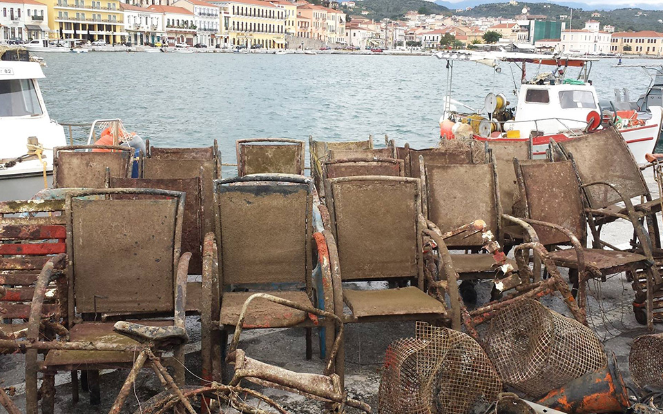 Από ελαστικά μέχρι καρότσια σούπερ μάρκετ και ποδήλατα στο βυθό του Γυθείου (φωτογραφίες)-6