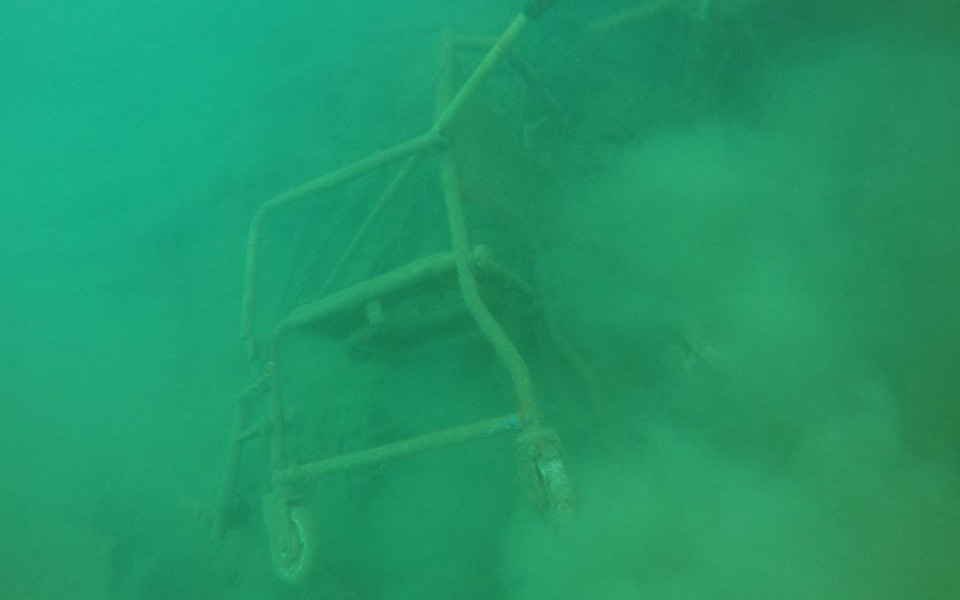 Από ελαστικά μέχρι καρότσια σούπερ μάρκετ και ποδήλατα στο βυθό του Γυθείου (φωτογραφίες)-3