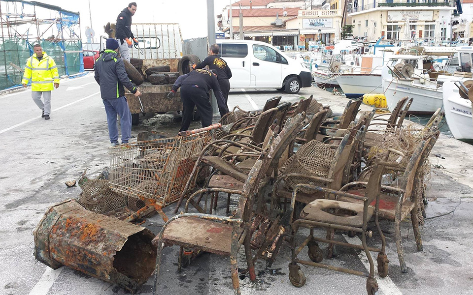 Από ελαστικά μέχρι καρότσια σούπερ μάρκετ και ποδήλατα στο βυθό του Γυθείου (φωτογραφίες)-2