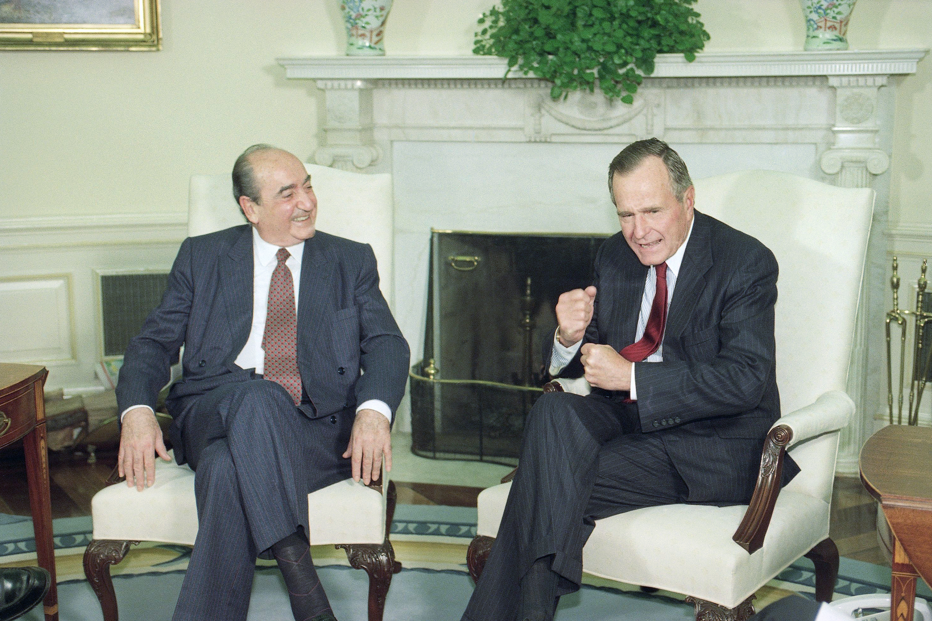 Η επίσκεψη Μπους σε Αθήνα και Κρήτη, η ομιλία του στη Βουλή και η στενή του σχέση με τον Κωνσταντίνο Μητσοτάκη-1