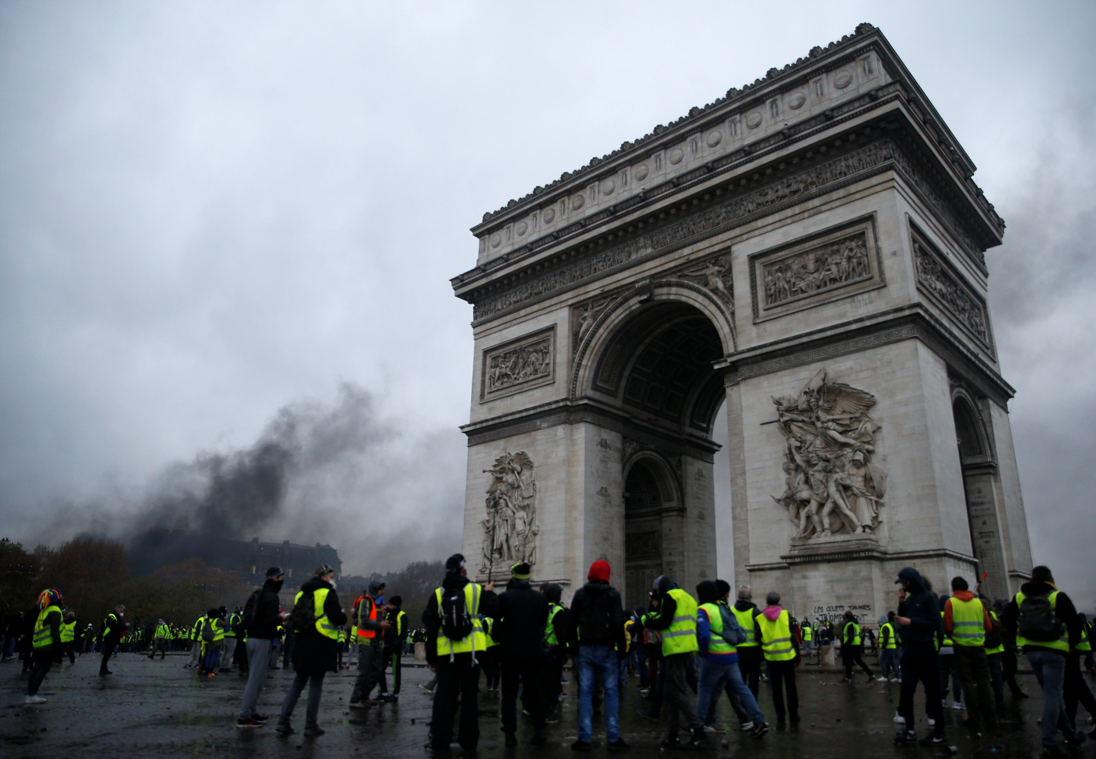 Σκηνές αντάρτικου πόλης στην καρδιά του Παρισιού – Δεκάδες τραυματίες, εκατοντάδες συλλήψεις-1