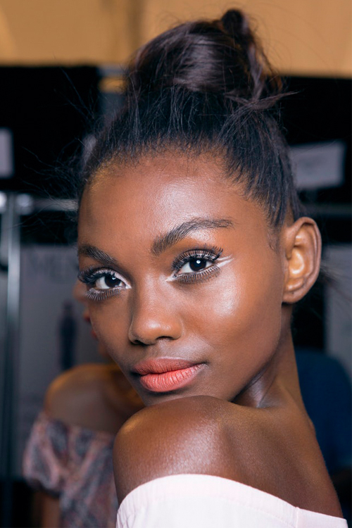 4 hair looks για τις γιορτές όταν δεν σου περισσεύει χρόνος-3