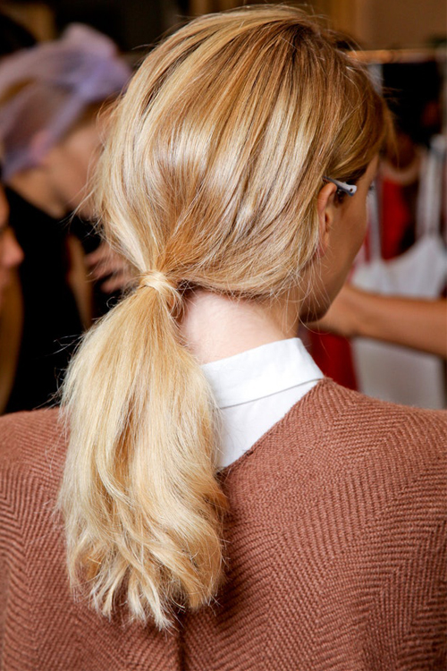 4 hair looks για τις γιορτές όταν δεν σου περισσεύει χρόνος-4