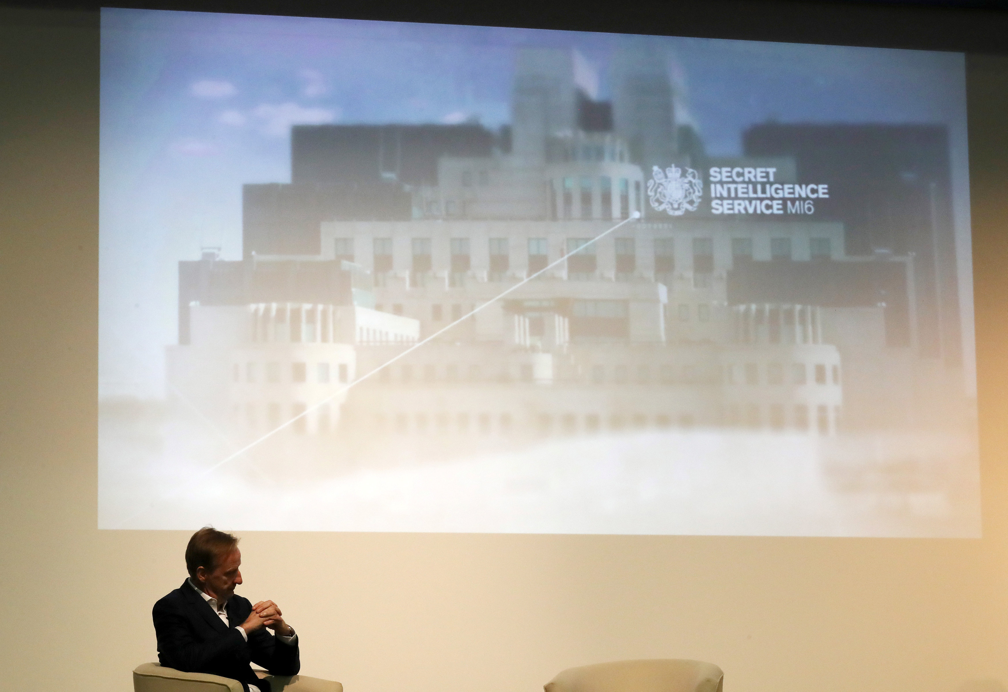 Ο επικεφαλής της MI6 προειδοποιεί τη Ρωσία να μην υποτιμά τη Δύση-4