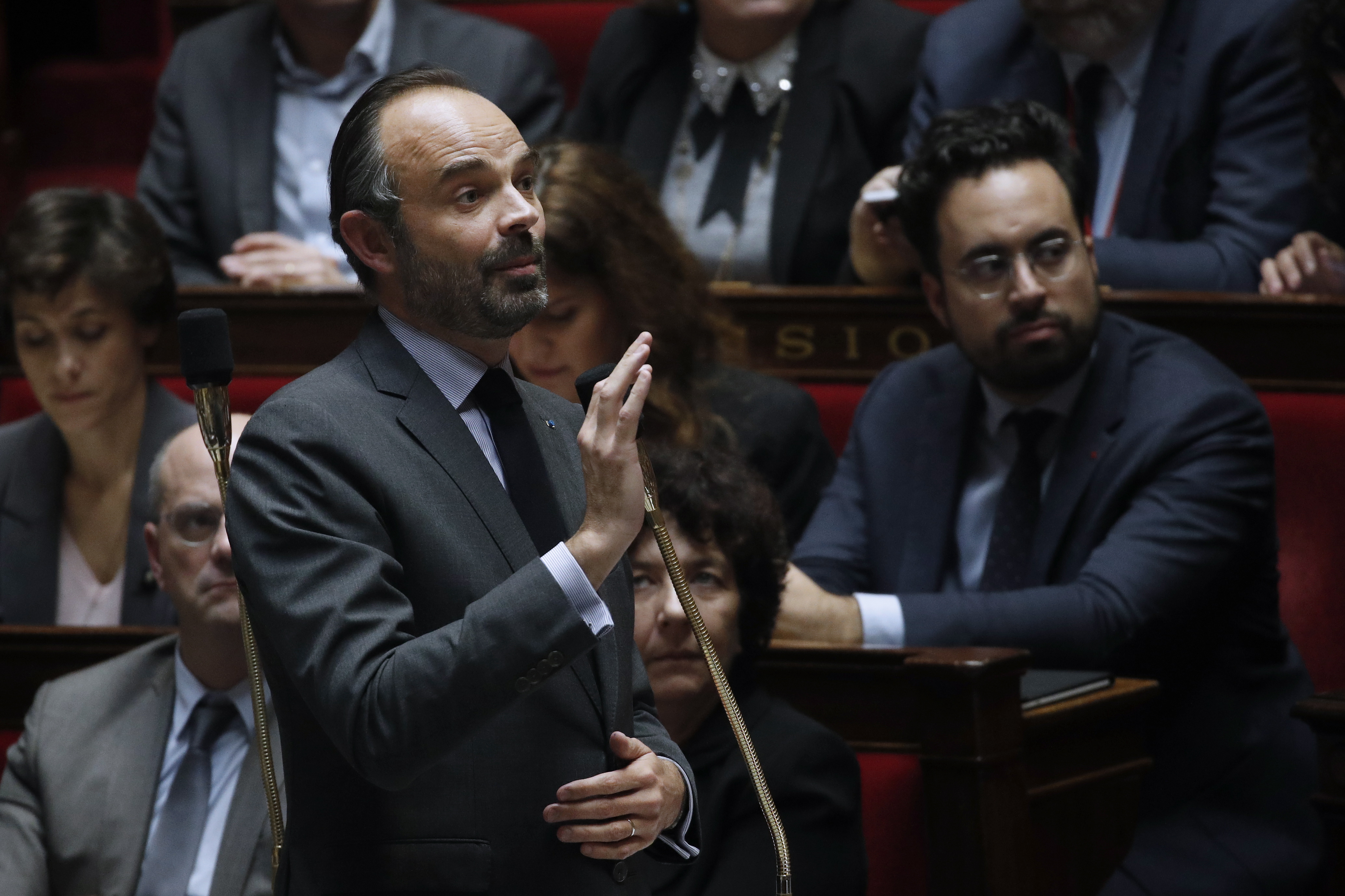Ο Γάλλος πρωθυπουργός ανακοίνωσε την 6μηνη αναστολή των δημοσιονομικών μέτρων-3
