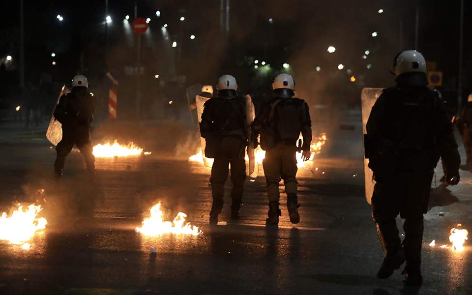 Εκτεταμένα επεισόδια σε Αθήνα και Θεσσαλονίκη μετά τις πορείες για τον Α. Γρηγορόπουλο –  Τρεις τραυματίες εκ των οποίων δύο αστυνομικοί – 13 συλλήψεις (φωτογραφίες – βίντεο)-5