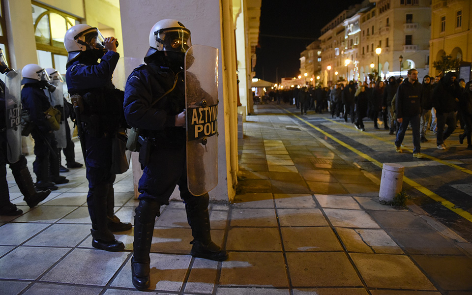 Εκτεταμένα επεισόδια σε Αθήνα και Θεσσαλονίκη μετά τις πορείες για τον Α. Γρηγορόπουλο –  Τρεις τραυματίες εκ των οποίων δύο αστυνομικοί – 13 συλλήψεις (φωτογραφίες – βίντεο)-10