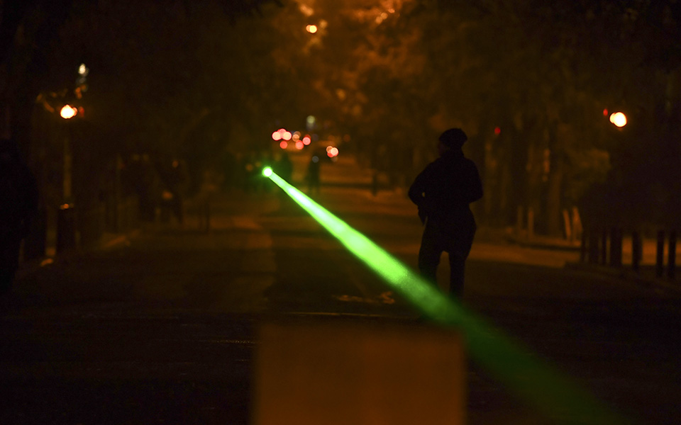 Εκτεταμένα επεισόδια σε Αθήνα και Θεσσαλονίκη μετά τις πορείες για τον Α. Γρηγορόπουλο –  Τρεις τραυματίες εκ των οποίων δύο αστυνομικοί – 13 συλλήψεις (φωτογραφίες – βίντεο)-7