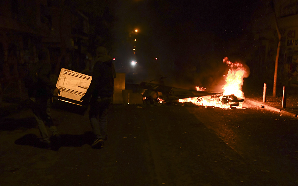 Εκτεταμένα επεισόδια σε Αθήνα και Θεσσαλονίκη μετά τις πορείες για τον Α. Γρηγορόπουλο –  Τρεις τραυματίες εκ των οποίων δύο αστυνομικοί – 13 συλλήψεις (φωτογραφίες – βίντεο)-6