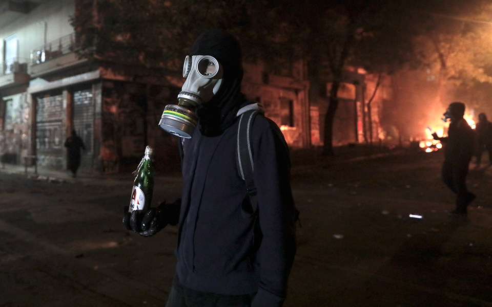 Εκτεταμένα επεισόδια σε Αθήνα και Θεσσαλονίκη μετά τις πορείες για τον Α. Γρηγορόπουλο –  Τρεις τραυματίες εκ των οποίων δύο αστυνομικοί – 13 συλλήψεις (φωτογραφίες – βίντεο)-2