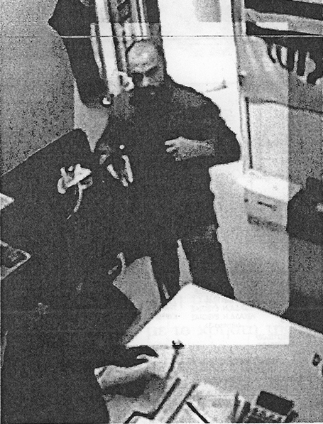 Εβγαλαν τα κράνη, έχασαν τα πιστόλια, φόρεσαν χειροπέδες-1