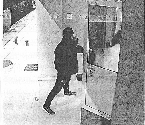 Εβγαλαν τα κράνη, έχασαν τα πιστόλια, φόρεσαν χειροπέδες-2