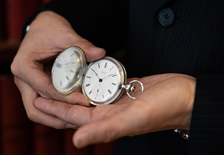 Συλλέκτης ανακαλύπτει το παλαιότερο ρολόι Longines-2