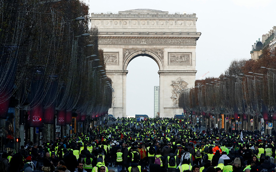 «Κίτρινα Γιλέκα»: Συγκρούσεις και δακρυγόνα στο κέντρο του Παρισιού – Εκατοντάδες προσαγωγές (Live)-6