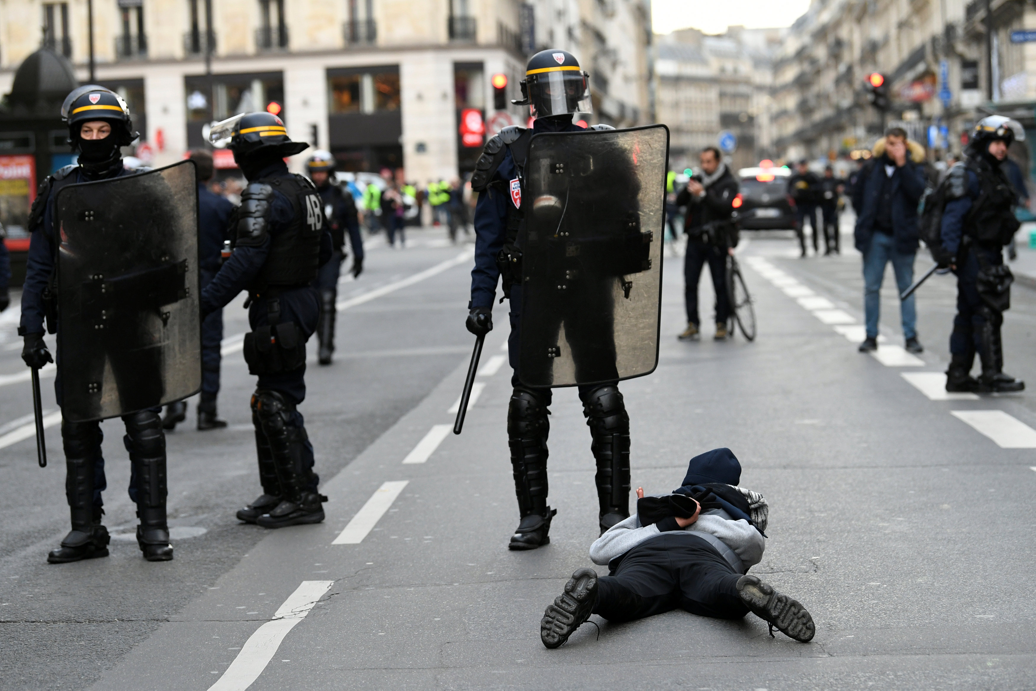 «Κίτρινα Γιλέκα»: Συγκρούσεις και δακρυγόνα στο κέντρο του Παρισιού – Εκατοντάδες προσαγωγές (Live)-12