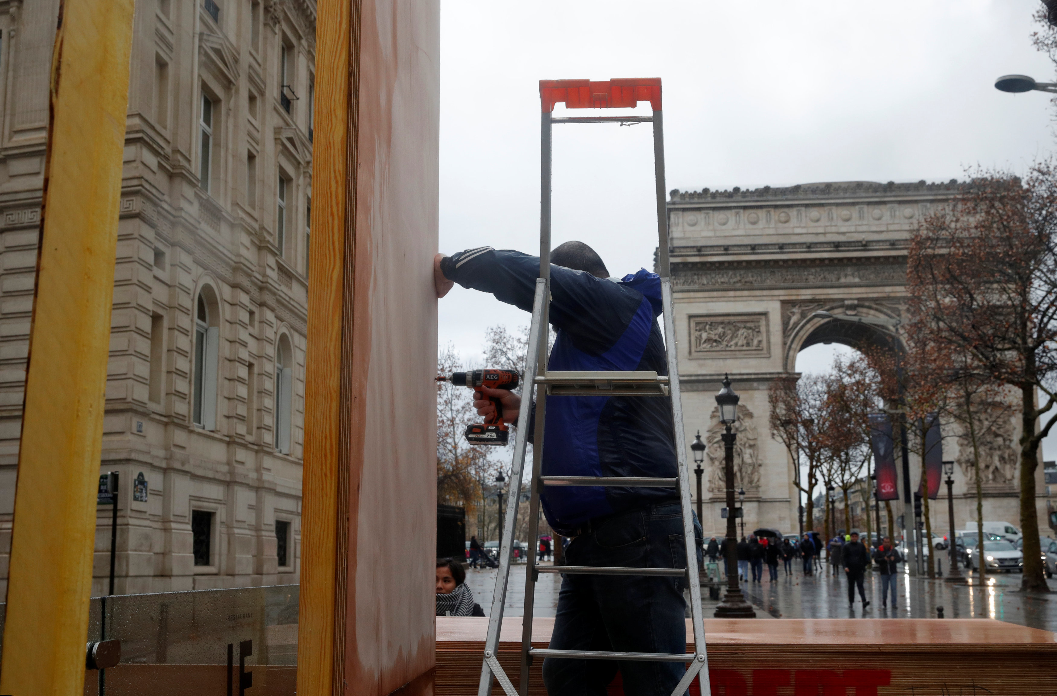 Γαλλία: Δρακόντεια μέτρα και κλειστά μνημεία ενόψει ταραχών – Στους δρόμους τα τεθωρακισμένα-3