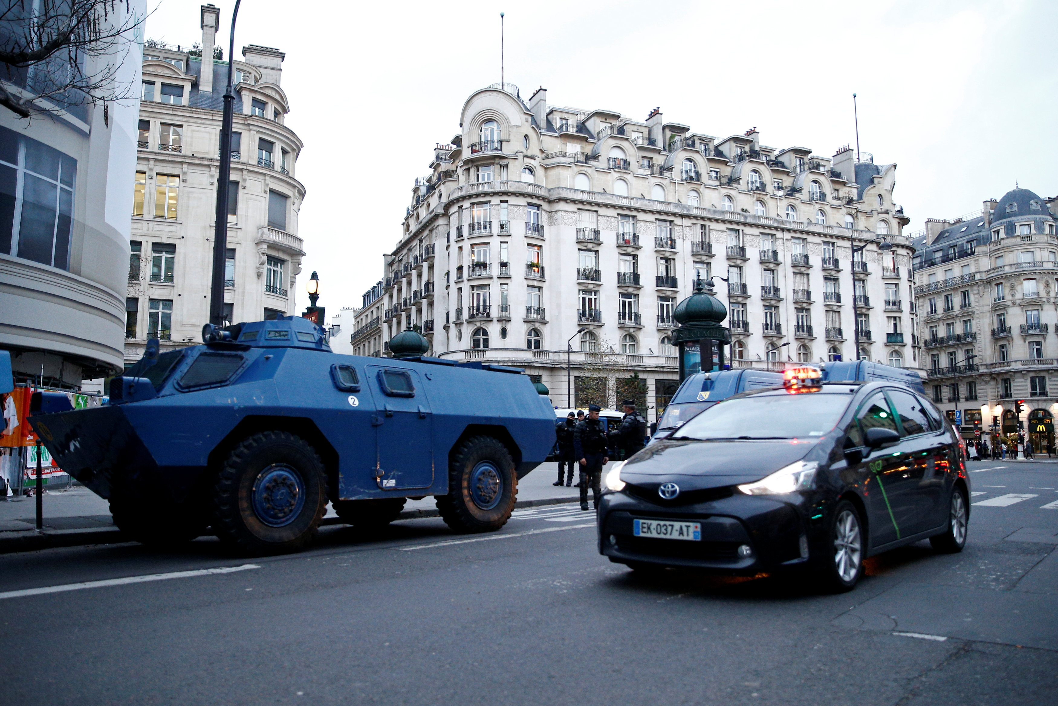«Κίτρινα Γιλέκα»: Συγκρούσεις και δακρυγόνα στο κέντρο του Παρισιού – Εκατοντάδες προσαγωγές (Live)-21