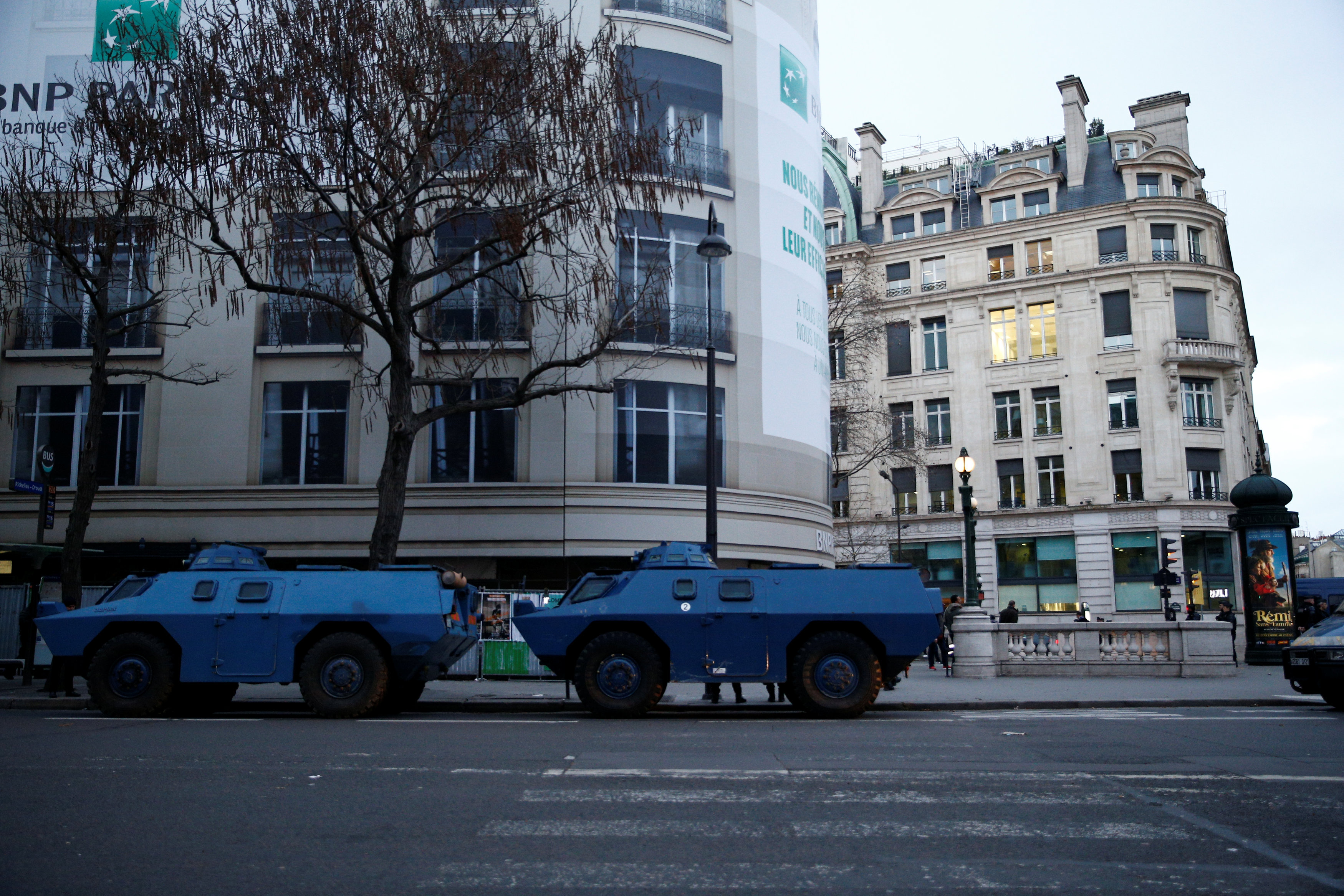 «Κίτρινα Γιλέκα»: Συγκρούσεις και δακρυγόνα στο κέντρο του Παρισιού – Εκατοντάδες προσαγωγές (Live)-18