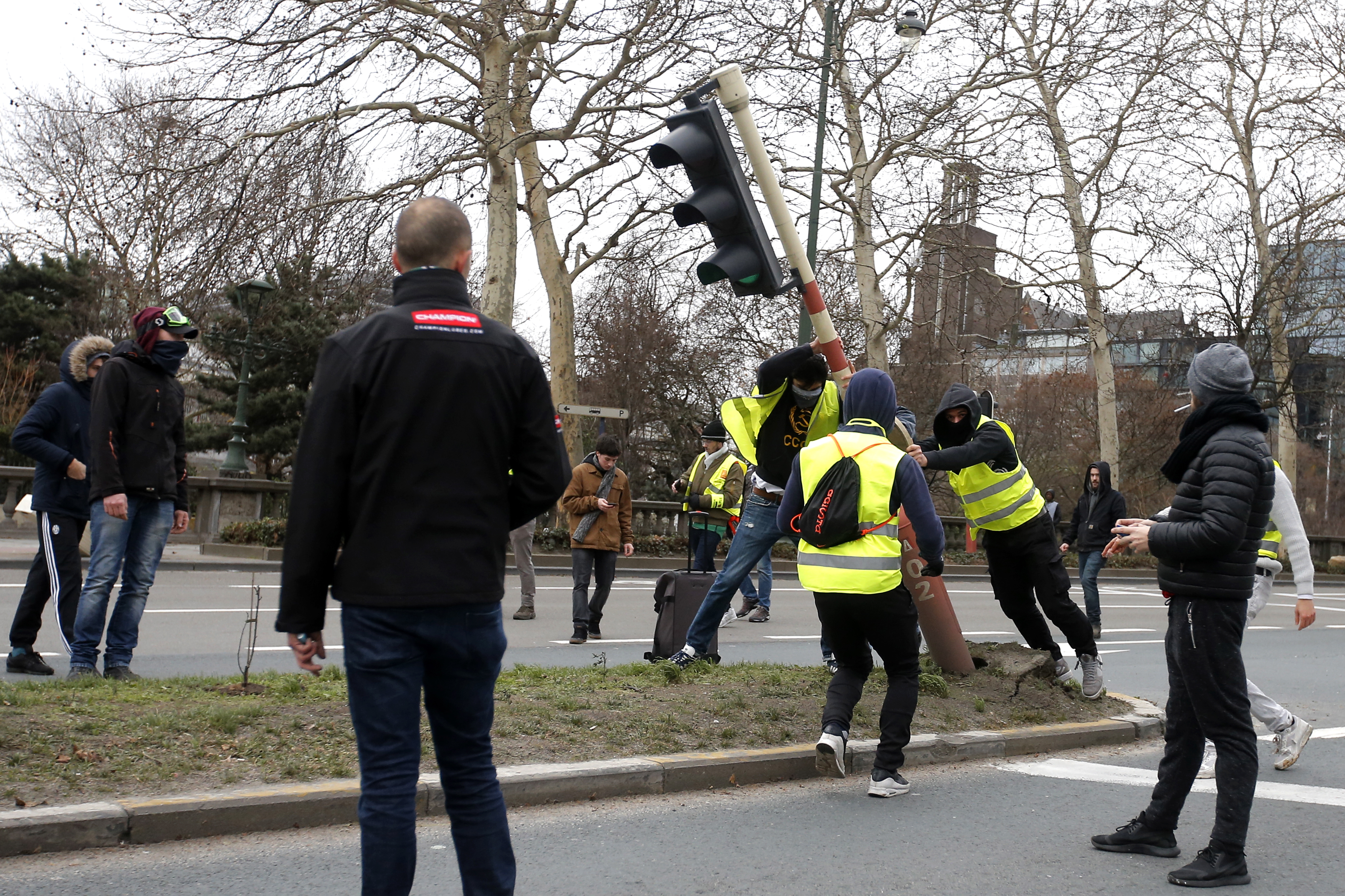 «Κίτρινα Γιλέκα»: Συγκρούσεις και δακρυγόνα στο κέντρο του Παρισιού – Εκατοντάδες προσαγωγές (Live)-2