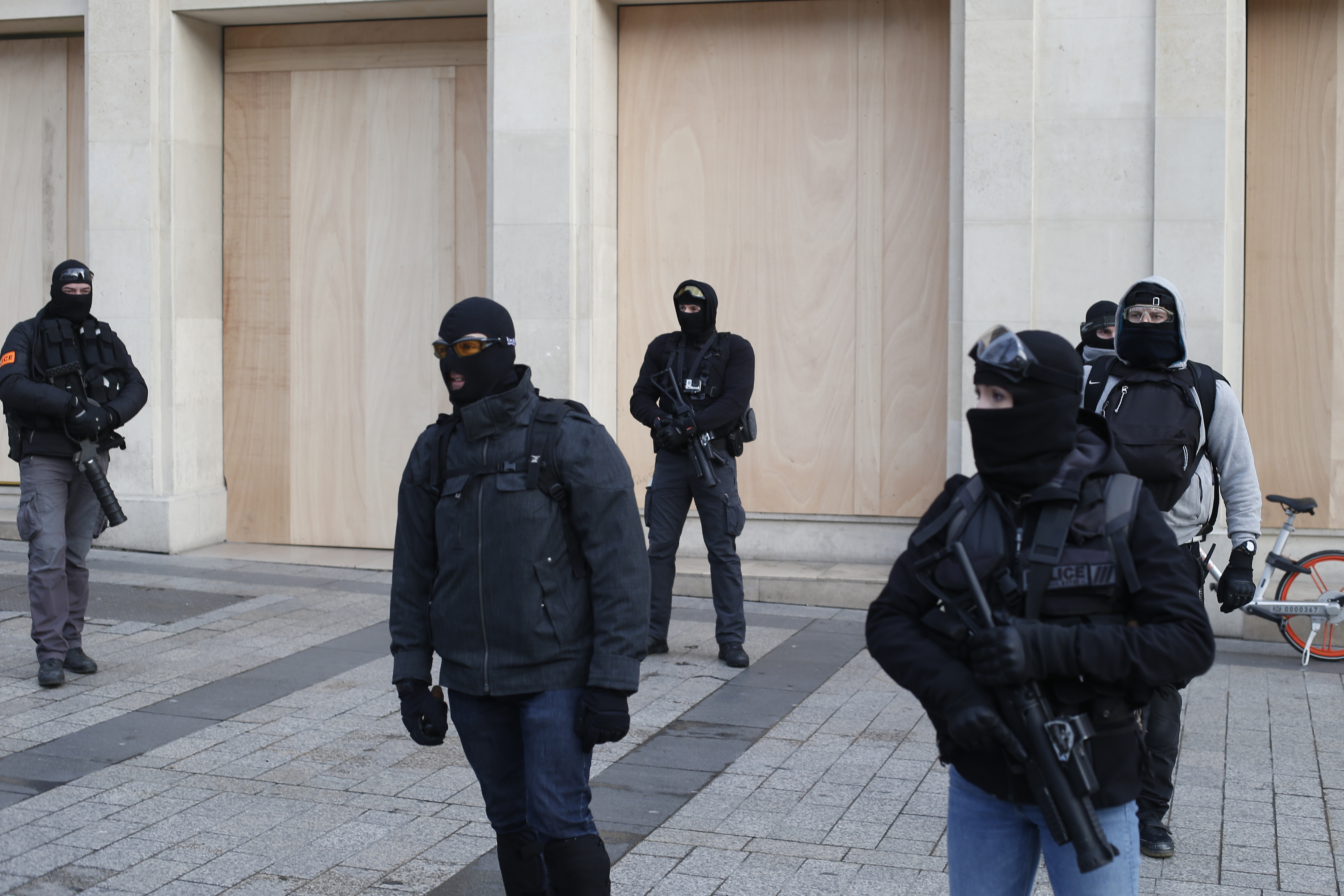 «Κίτρινα Γιλέκα»: Συγκρούσεις και δακρυγόνα στο κέντρο του Παρισιού – Εκατοντάδες προσαγωγές (Live)-19