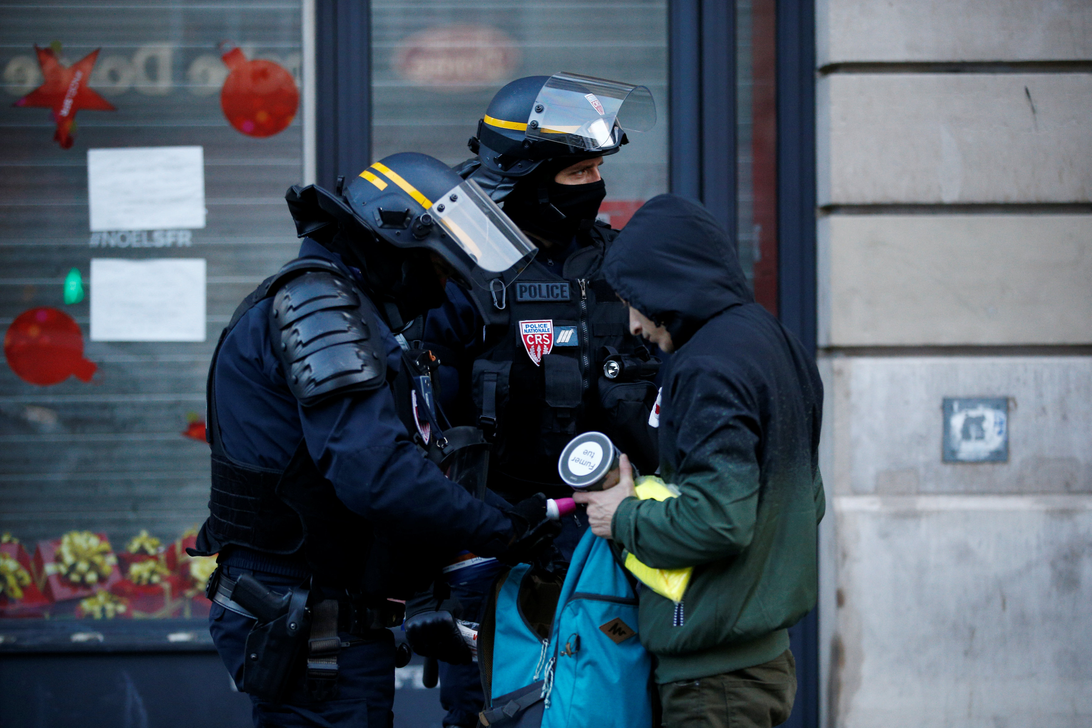 «Κίτρινα Γιλέκα»: Συγκρούσεις και δακρυγόνα στο κέντρο του Παρισιού – Εκατοντάδες προσαγωγές (Live)-16