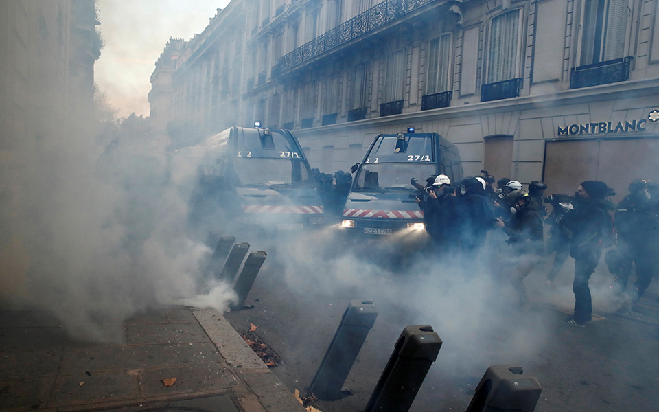 «Κίτρινα Γιλέκα»: Συγκρούσεις και δακρυγόνα στο κέντρο του Παρισιού – Εκατοντάδες προσαγωγές (Live)-3