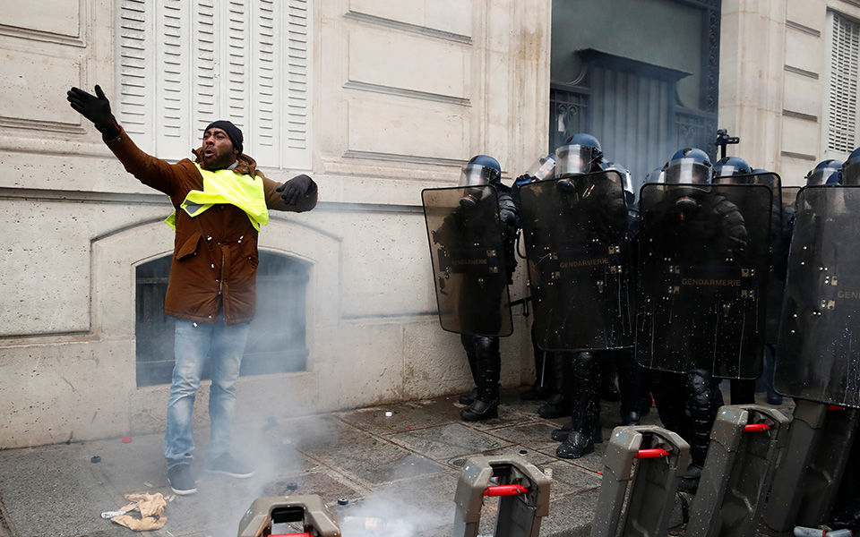 «Κίτρινα Γιλέκα»: Συγκρούσεις και δακρυγόνα στο κέντρο του Παρισιού – Εκατοντάδες προσαγωγές (Live)-5