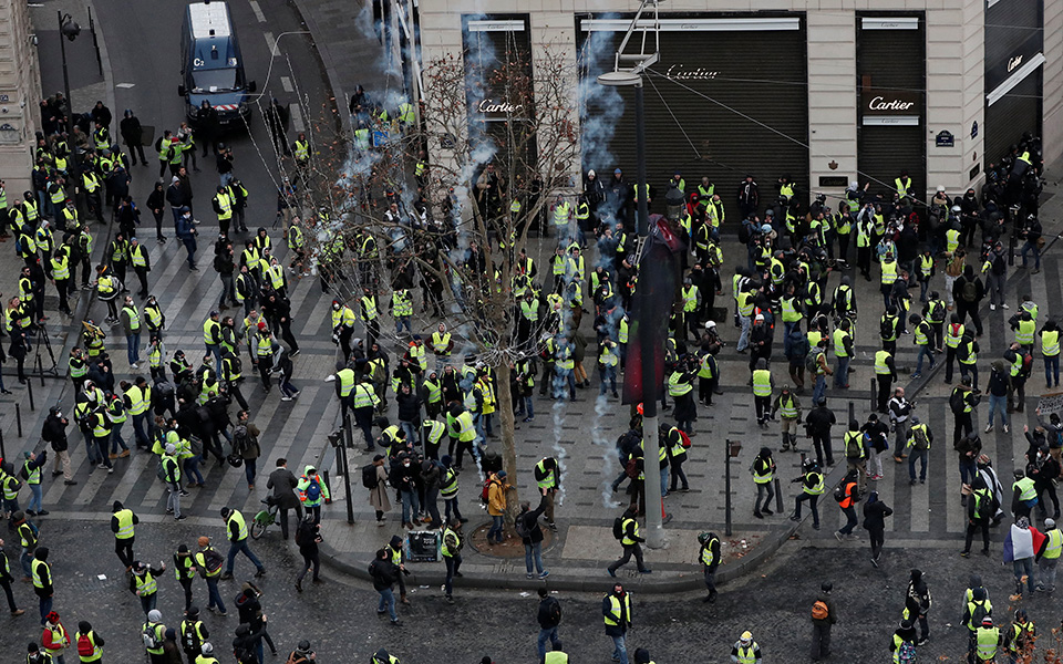 «Κίτρινα Γιλέκα»: Συγκρούσεις και δακρυγόνα στο κέντρο του Παρισιού – Εκατοντάδες προσαγωγές (Live)-4