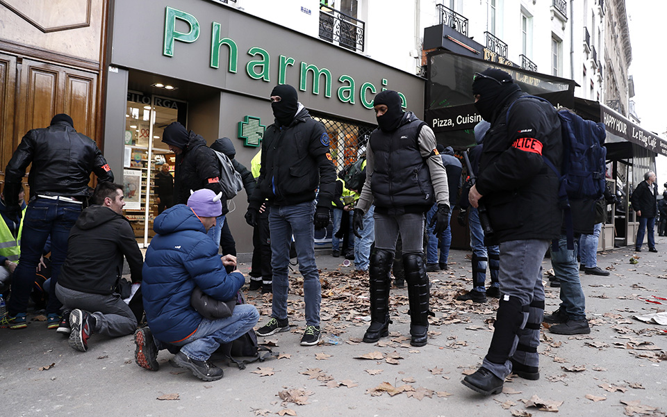 «Κίτρινα Γιλέκα»: Συγκρούσεις και δακρυγόνα στο κέντρο του Παρισιού – Εκατοντάδες προσαγωγές (Live)-15