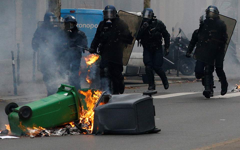 «Κίτρινα Γιλέκα»: Συγκρούσεις και δακρυγόνα στο κέντρο του Παρισιού – Εκατοντάδες προσαγωγές (Live)-1