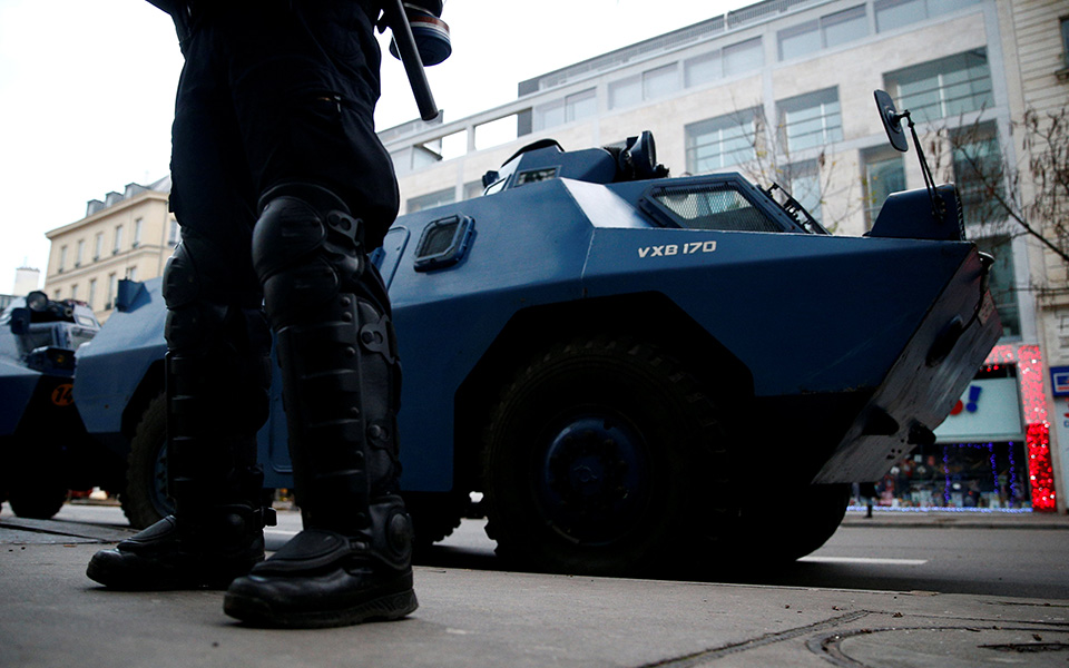 «Κίτρινα Γιλέκα»: Συγκρούσεις και δακρυγόνα στο κέντρο του Παρισιού – Εκατοντάδες προσαγωγές (Live)-7