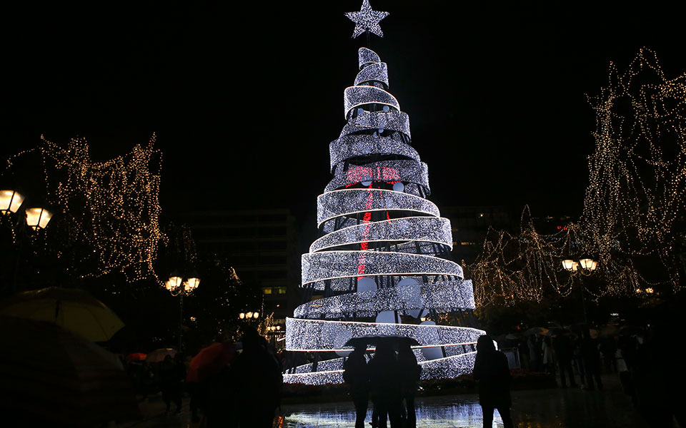 Φωταγωγήθηκε τo χριστουγεννιάτικο δέντρο στην πλατεία Συντάγματος (φωτογραφίες)-5